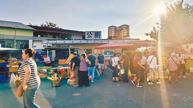 台南玉井青果市場來往採購的民眾很多，但附設的公廁間數太少，讓遊客和商家抱怨連連。（讀者提供／張毓翎台南傳真）