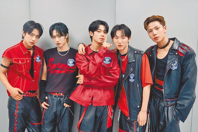 男团选秀《SCOOL》选手陈麒文（左起）、李冠纬、陈奂霖、林川佑、陈柏佑，日前组团卖力唱跳。（天空娱乐提供）