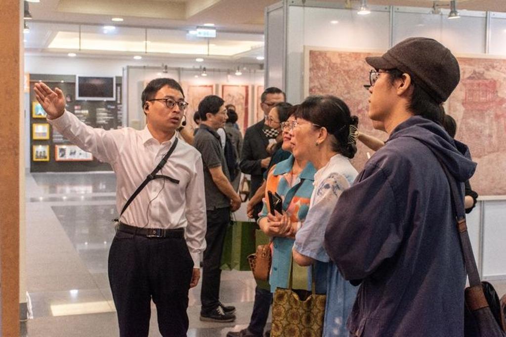 ▲陝西歷史博物館社會教育部副主任張攀現場講解。　圖：社團法人中華翰維文化推廣協會／提供