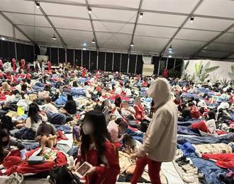 高中新生成長營百人戶外打地鋪 學生譏：像難民