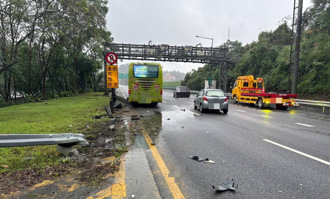 国5北上南港段「4车连环撞」 客运车身卡入护栏1伤 
