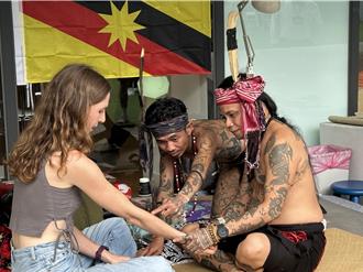 拍刺浪潮席捲史前館！國際紋身師齊聚 探索南島文化