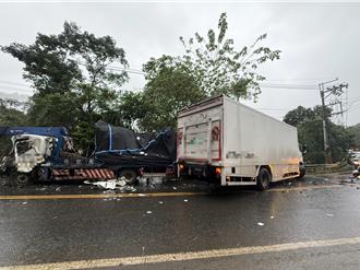 新店大貨車轉彎超速釀失控  直撞對向大貨車2車車頭全毀