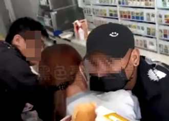 超商女店員遭「熊抱壓櫃台」嚇哭！印尼移工判8月關完驅逐出境