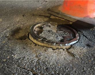 桃園蘆竹人孔蓋害爆胎    警路見不平「加蓋」相助