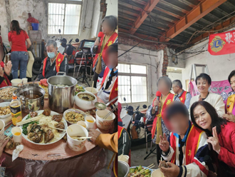 華山為七旬孤老圓夢辦生日趴 吃豬腳麵線、唱歌賀壽