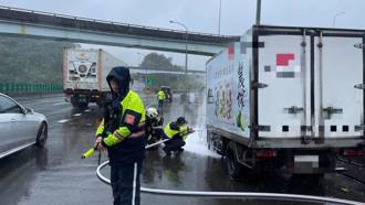 台62快速道路貨車突冒白煙 警消聯手救援化險為夷