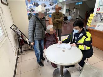 迷途老婦冷到發顫  桃警與熱心店員助返家