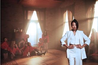 陳忻玥「周凡」上身趴開雙腿！ 大跳M字腿舞超火辣