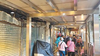 鋼柱支撐 石碇不見天老屋挺立