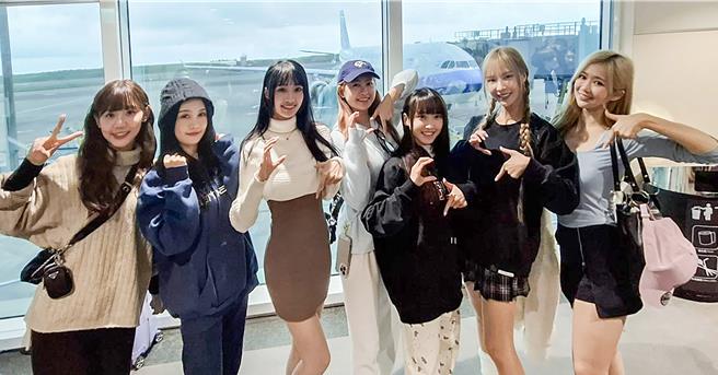 中华棒球队进军世界棒球12强锦标赛复赛，将于东京巨蛋进行关键对决，瑷昀、若潼、嘎琳、Jessy、小映、Rina和秀秀子20日在桃园国际机场集结，前往日本东京，为中华棒球队加油助威，展现满满热血与支持。 （赵双杰摄）