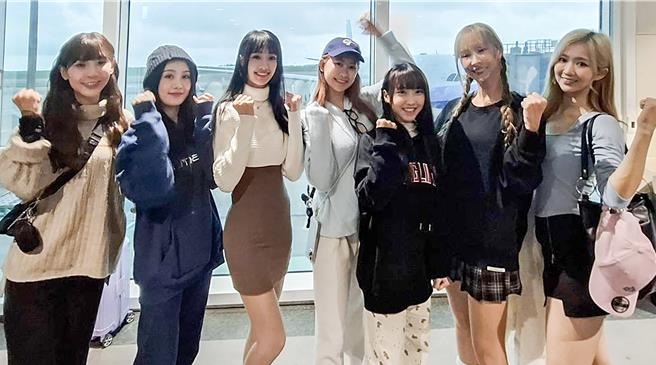 中华棒球队进军世界棒球12强锦标赛复赛，将于东京巨蛋进行关键对决，瑷昀、若潼、嘎琳、Jessy、小映、Rina和秀秀子20日在桃园国际机场集结，前往日本东京，为中华棒球队加油助威，展现满满热血与支持。 （赵双杰摄）