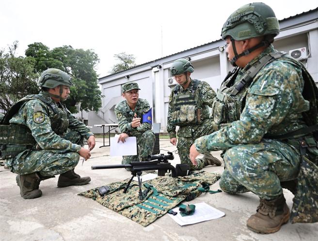 在教官的指導下，學員依據T93K1狙擊槍妥善鑑定檢查表逐項完成槍枝大部分解、驗槍等操作。（記者劉宸瑋攝）