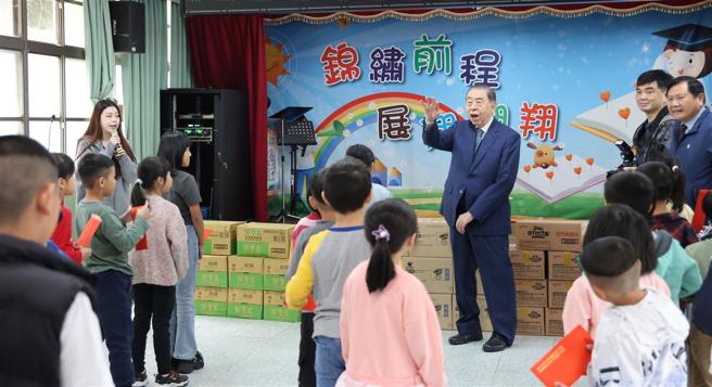 李棟樑走進教室與學童們互動，場面溫馨和樂。（記者謝承宏攝）