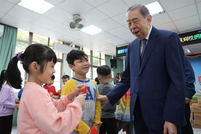 李棟樑關心孩子的學習狀況，鼓勵專心向學。（記者謝承宏攝）