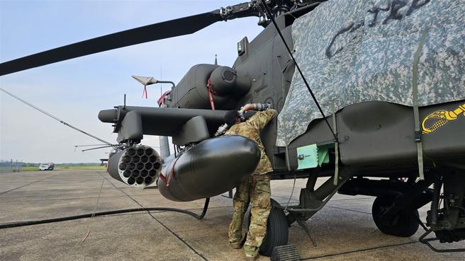 目前「阿帕契」直升機短翼內側掛架掛載的副油箱，需耗時數分鐘換裝。
（取自DVIDS網站）