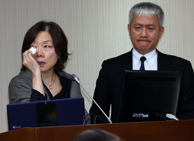 对于劳发署公务员轻生案一事，劳发署署长蔡孟良（右）面对立委质询时话都答不出来。（刘宗龙摄）