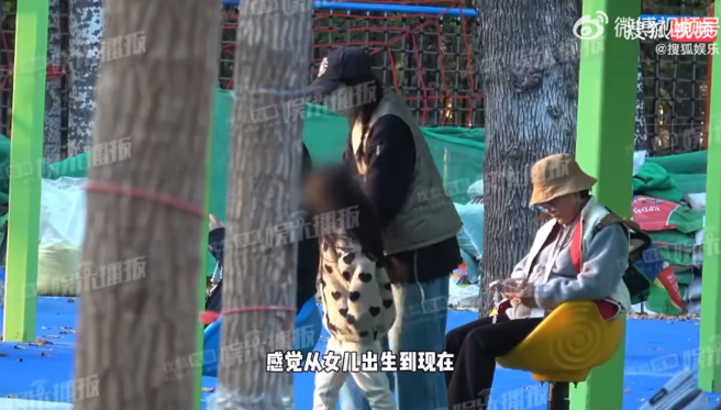 高圆圆带着女儿Rhea到公园玩被捕捉。（图／翻摄自微博）