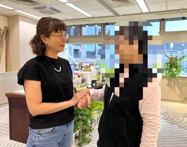 谢宜容（左）不只被员工相继爆料职场霸凌，还遭指私用公款宴客、装轨道灯大量种植栽。（图／民眾提供）
