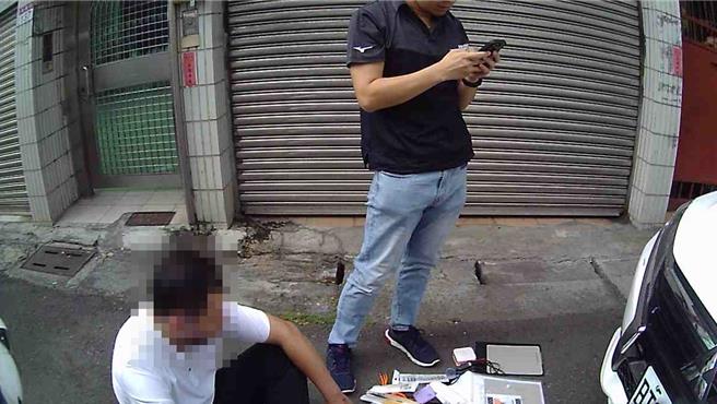 警方获报逮到车手。（民眾提供／李京升彰化传真）