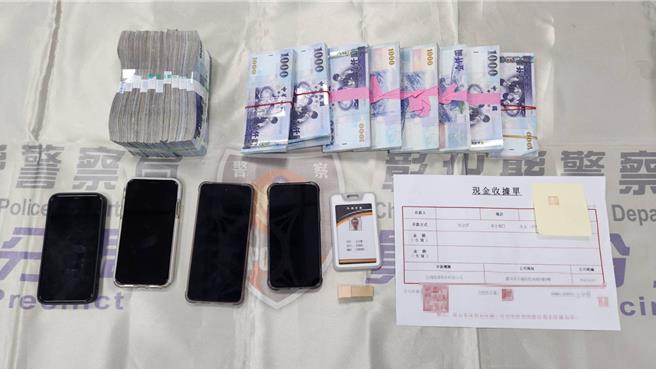 警方查扣工作识别证、收据、工作手机等相关证物。（民眾提供／李京升彰化传真）