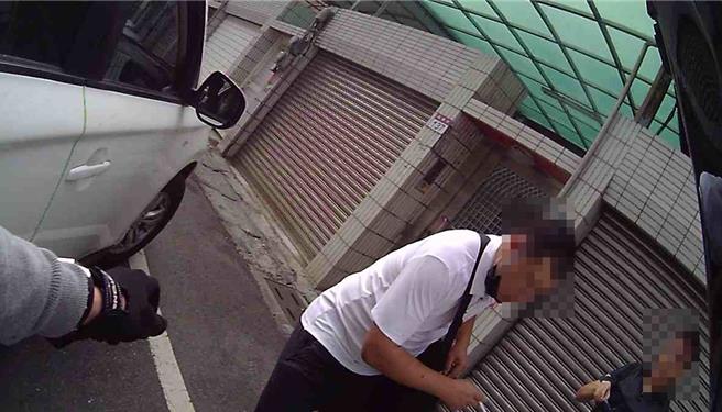 警方获报即时逮到车手。（民眾提供／李京升彰化传真）