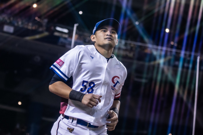 中華隊複賽首戰交手委內瑞拉，岳東華先發守二壘。（圖／棒協提供）