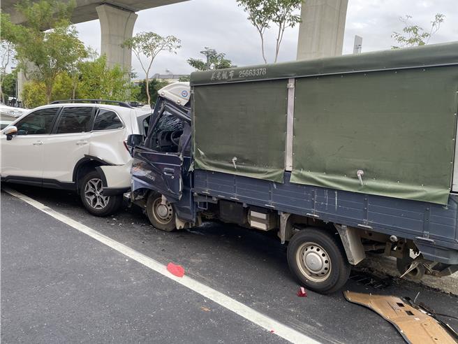 小货车直接撞上路边轿车。（民眾提供／李京升台中传真）
