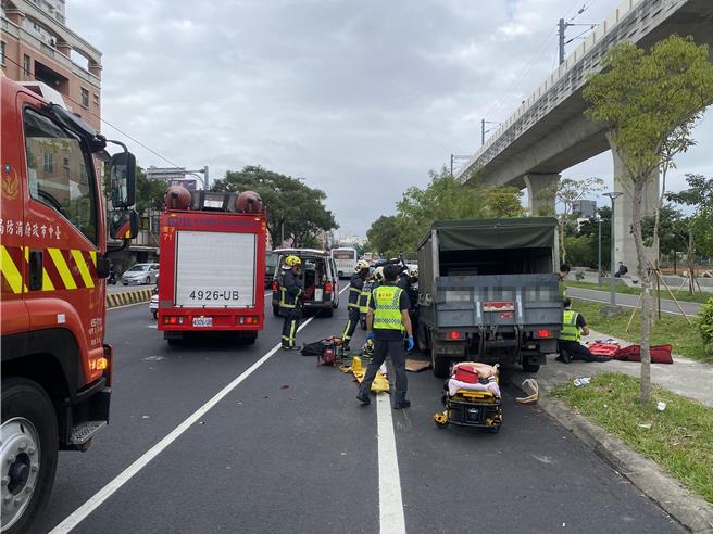 警消人员到场救援。（民眾提供／李京升苗栗传真）