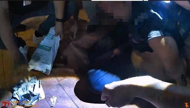 台東38歲無業男在屏東枋寮郵局搶劉婦在ATM提領的7.6萬元後搭計程車落跑，不到20分鐘落網嗆警「要告你們」。（警方提供／謝佳潾屏東傳真）