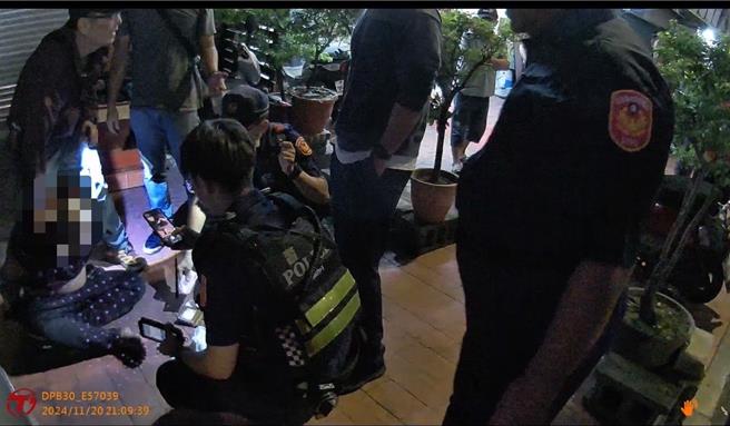 台東38歲無業男在屏東枋寮郵局搶劉婦在ATM提領的7.6萬元後搭計程車落跑，不到20分鐘落網嗆警「要告你們」。（警方提供／謝佳潾屏東傳真）