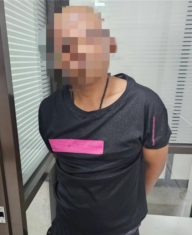 台東38歲無業男在屏東枋寮郵局搶劉婦在ATM提領的7.6萬元後搭計程車落跑，不到20分鐘落網嗆警「要告你們」。（警方提供／謝佳潾屏東傳真）