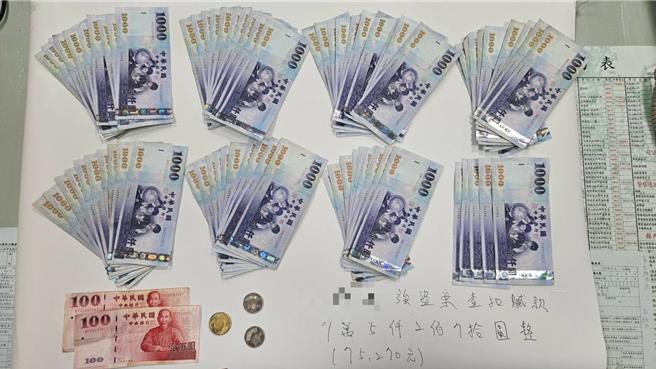 台東38歲無業男在屏東枋寮郵局搶劉婦在ATM提領的7.6萬元後搭計程車落跑，不到20分鐘落網嗆警「要告你們」。（警方提供／謝佳潾屏東傳真）