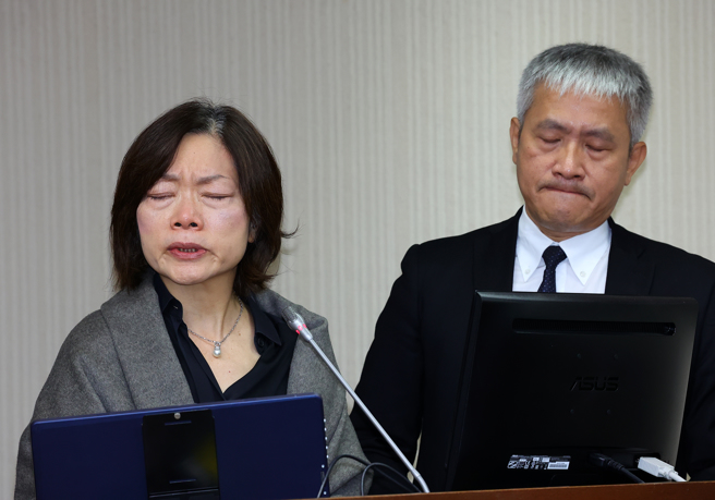 对劳发署公务员轻生案一事，劳动部长何佩珊（左）20日在立法院备询时哽咽落泪，并证实他会负起政治责任，向行政院请辞。图右为劳发署署长蔡孟良。（资料照/刘宗龙摄）