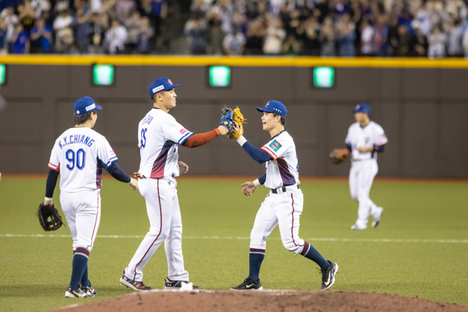 中華隊二壘手李凱威（右）。（資料照，中華棒協提供）