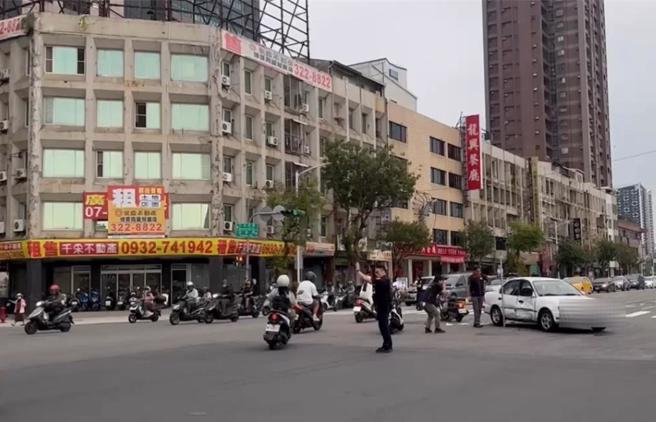 高雄发生死亡车祸，警方经瞭解为林男驾驶自小客车欲左转，与机车骑士陈男及后座6岁女童发生碰撞。（民眾提供／纪爰高雄传真）
