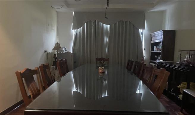 高市议员简焕宗也踢爆，高市府惊传「私设刑堂」，人事处一名中阶主管被带入昏暗小房间约谈。（简焕宗提供）