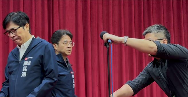 高雄市长陈其迈（左）今（21）日避谈此事。人事处长康人方（中）则称，该案定调非霸凌案。（柯宗纬摄）