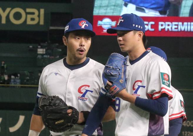 中華隊先發投手黃子鵬（圖右）賽前練投完與捕手林家正（圖左）交換意見。（趙雙傑攝）