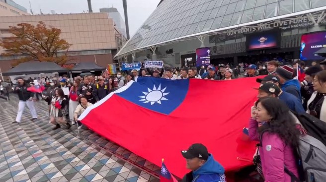球迷带超大国旗到东京大巨蛋想为中华队加油（图／中天新闻）