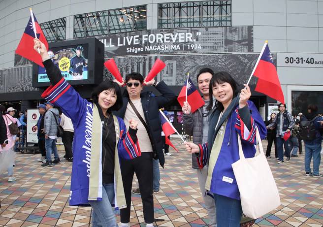 世界12強棒球賽複賽21日在東京巨蛋開打，大批球迷特地球台灣飛來東京為中華隊加油。（趙雙傑攝）