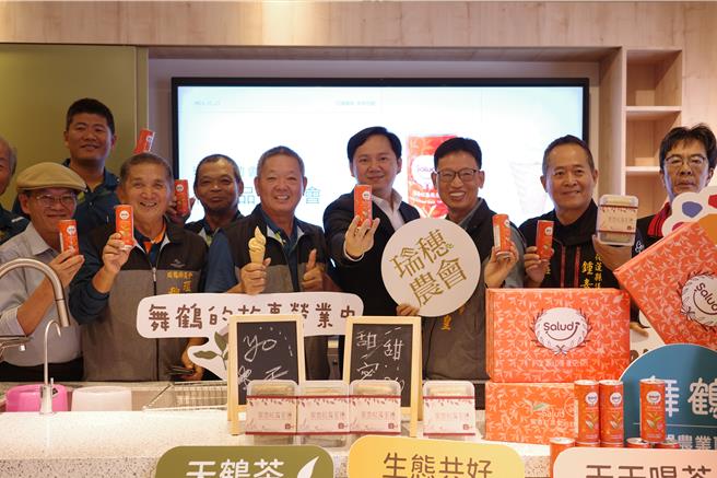 花莲县瑞穗乡农会今天在乡农会超市举办「蜜香红茶气泡饮、蜜香红茶蛋卷以及柚花红茶霜淇淋」产品发表会，展示农会最新开发的蜜香红茶新产品。（罗亦晽摄）