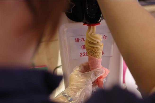 花莲县瑞穗乡农会结合乡内的蜜香红茶、文旦柚花及牛乳开发霜淇淋，且因口感不死甜，获得大小朋友喜爱。（罗亦晽摄）