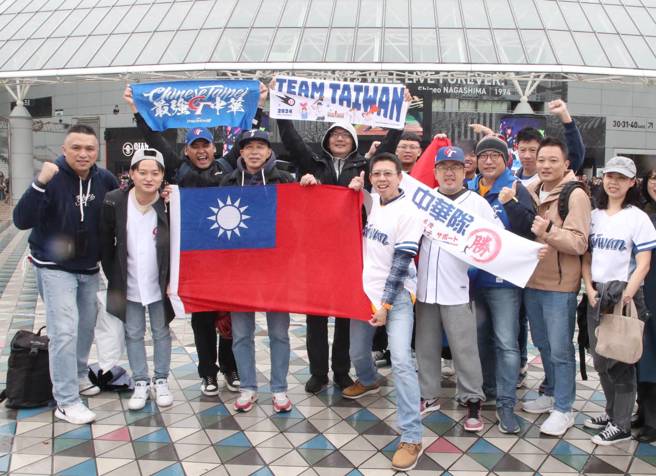世界12強棒球賽複賽21日在東京巨蛋開打，大批球迷特地球台灣飛來東京為中華隊加油。（趙雙傑攝）