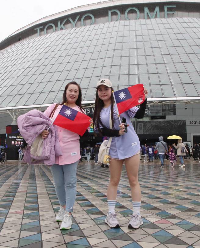世界12強棒球賽複賽21日在東京巨蛋開打，大批球迷特地球台灣飛來東京為中華隊加油。（趙雙傑攝）