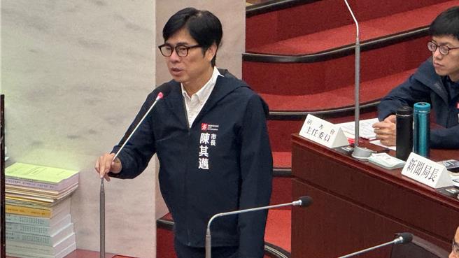 高雄市长陈其迈今（21）日重申立场，明挖段从中华路挖到民族路，是高雄南北主要干道，若施工交通衝击势必很大，但若交通部最后认为整体「利大于弊」，开挖施工能减少衝击，他也会支持高雄案。（柯宗纬摄）