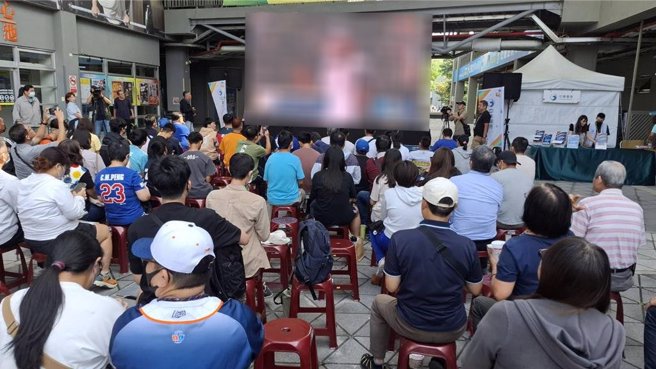 台南市21日在永華國民運動中心舉辦棒球賽戶外直播派對，現場座位爆滿，球迷一起來加油。（程炳璋攝）