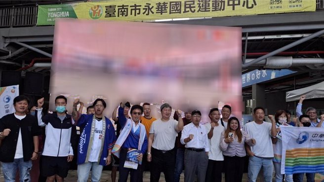 台南市21日在永華國民運動中心舉辦棒球賽戶外直播派對，球迷賽前先聚集高喊中華隊加油。（程炳璋攝）
