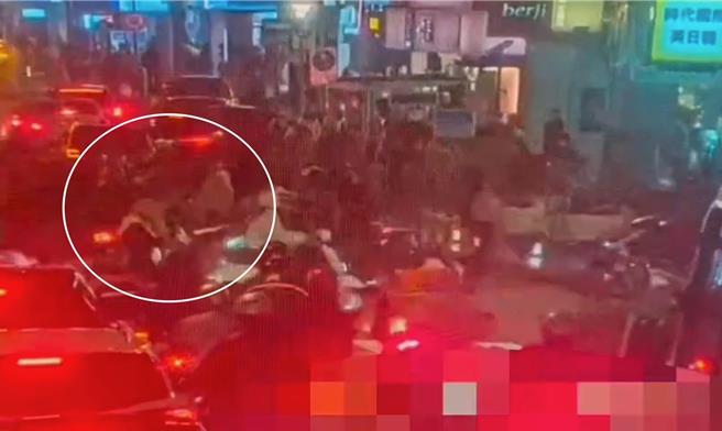 員警在路口執行交通疏導，蘇姓機車騎士卻未依號誌左轉。（警方提供）