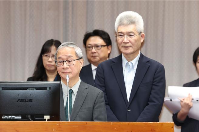 文化部长李远（左）21日在立院进行中央政府总预算案文化部及所属单位预算报告，认同公视投资新创公司会议应公开。（杜宜谙摄）